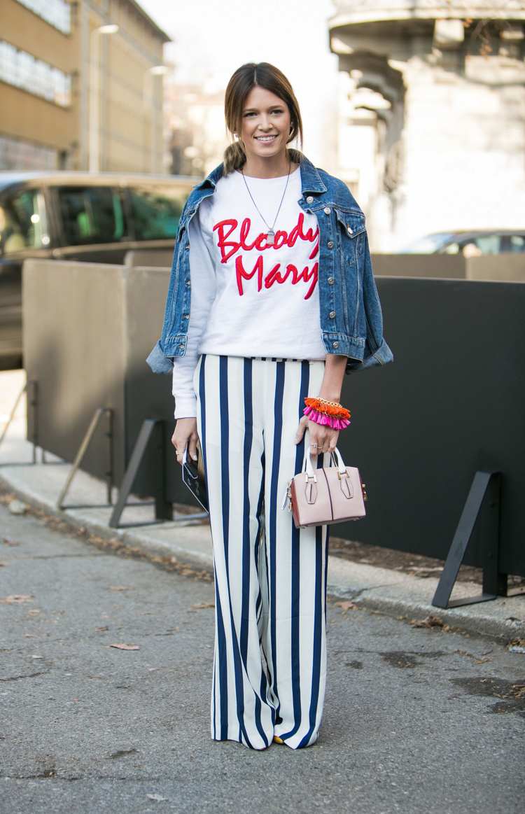 široké nohavice trend pruhy modrá biela riflová bunda tričko