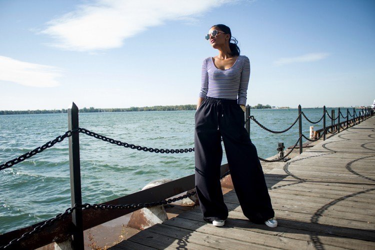 široké nohavice trend schwraz športové biele tenisky