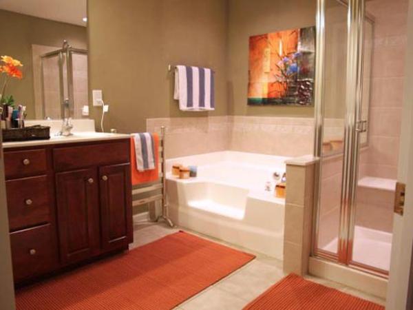 farba steny kúpeľňa béžová kombinácia oranžové akcenty