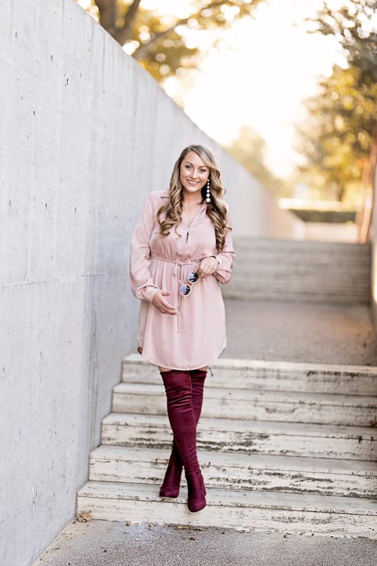 Prašné ružové šaty kombinujú nápady oblečenia nad kolená