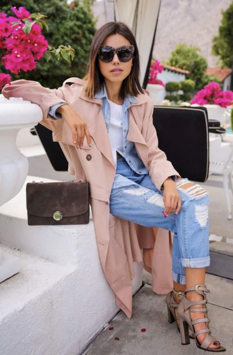 akú farbu kombinovať zaprášené ružové oblečenie trenčkot outfit jar