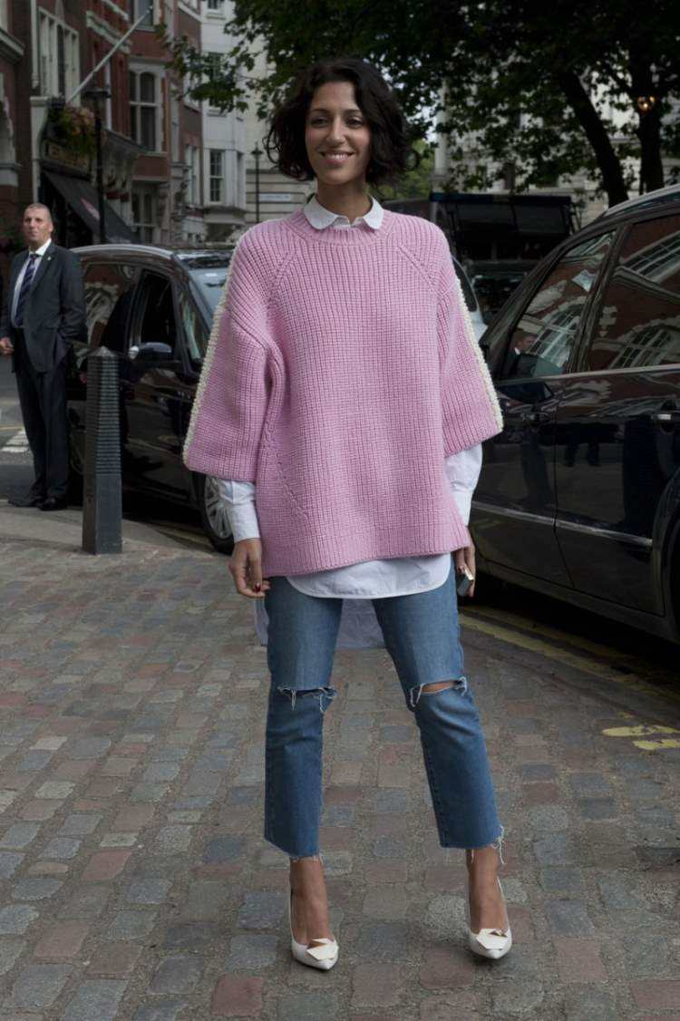 Džínsy pre mamu kombinujú oversized svetrové outfity, ktorých farba ladí so staroružovou