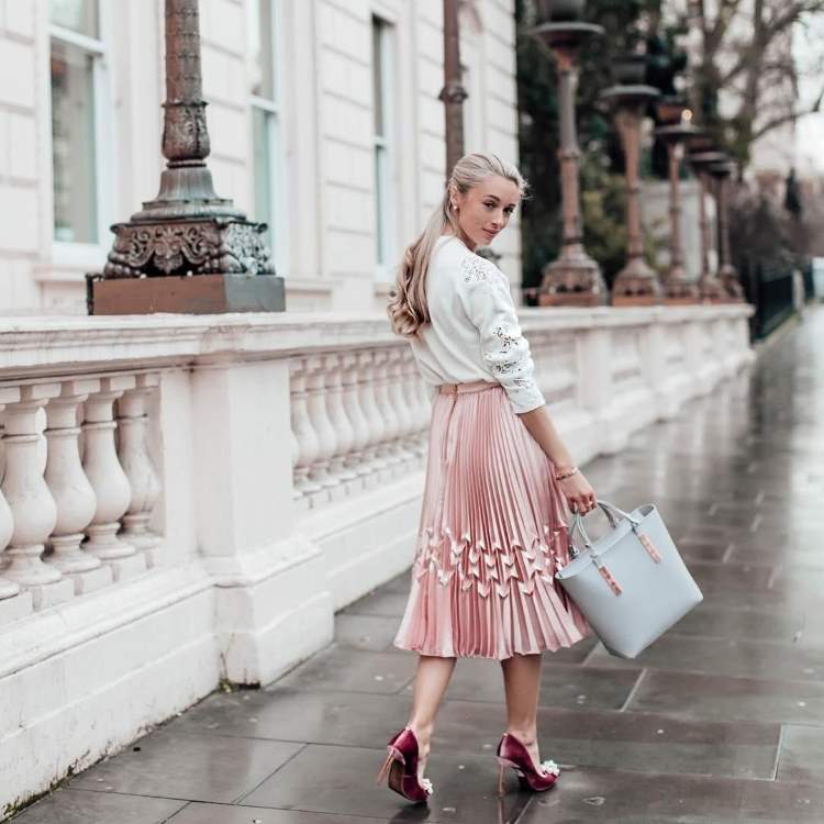 Prachová ružová farba kombinuje oblečenie skladanú sukňu oblečenia na jar