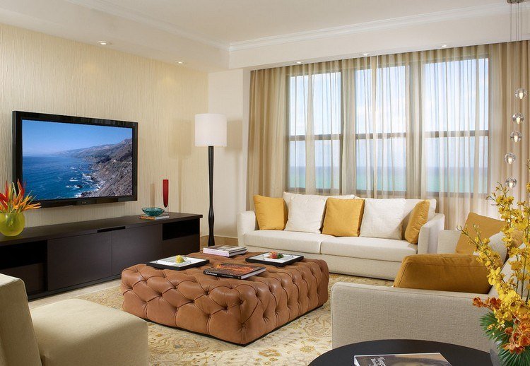 béžová farba steny, príborník vo farbe wenge a žlté vankúše ako akcenty which-colors-match-wenge-tv-kredenc-béžová-stena-farba-žltá-akcenty