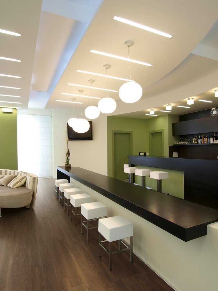 Pracovné dosky Wenge, biele barové stoličky a zelené steny Aké farby zodpovedajú farbe wenge-nábytok-kuchyňa-pracovná doska-zelená-stena