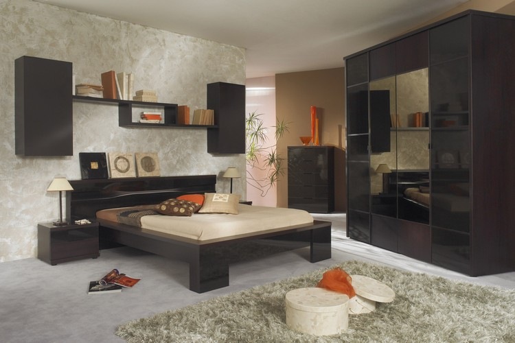 Nábytok do spálne vo farbe wenge, béžové steny a akcenty oranžovej farby ktoré-farby-zápas-wenge-nábytok-spálňa-béžovo-oranžová