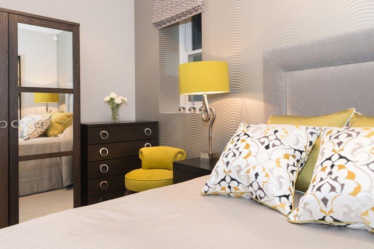 Komoda a šatník Wenge v spálni ktoré-farby-zápas-wenge-komoda-šatník-spálňa-žlté-akcenty