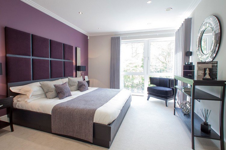 Baklažánová farba na stenu, posteľ vo farbe wenge a konzolový stôl ktoré-farby-zápas-wenge-posteľ-konzola-stôl-baklažán-stena-čelo postele