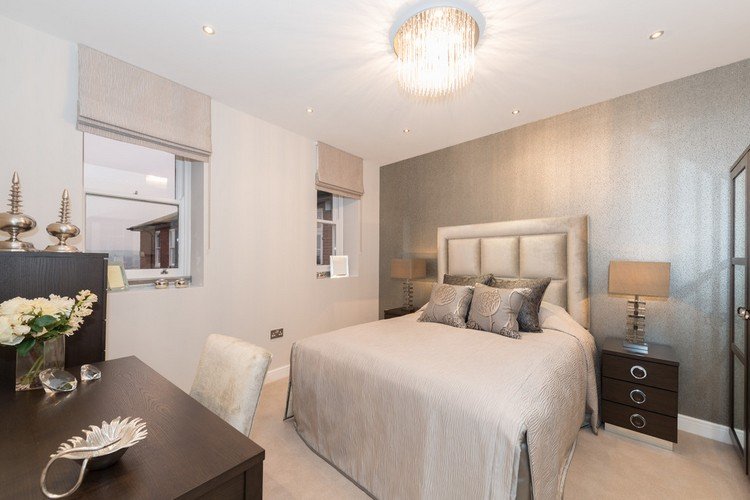 tapeta striebornej farby na stenu za posteľou ktoré-farby-zodpovedajú-wenge-nočné stolíky-písací stôl-spálňa-strieborné-tapety