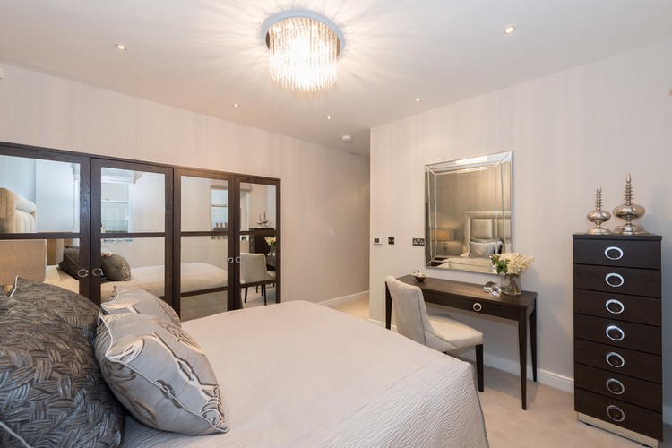 Spálňový nábytok osadený v stenách wenge a smotana Aké farby zodpovedajú farbe wenge-spálňa-nábytok-zostava-krémová-stena