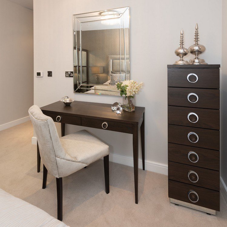 Písací stôl a komoda Wenge so striebornými úchytkami ktoré-farby-zodpovedajú-wenge-nábytok-spálňa-krémová-farba steny