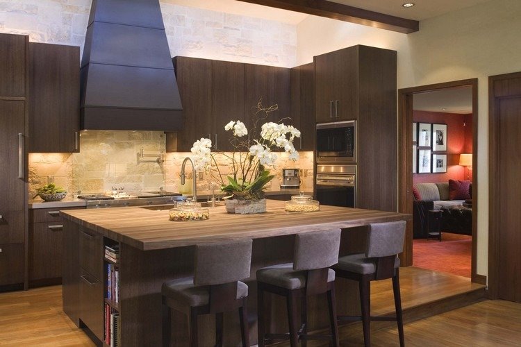 Kuchynská a zadná stena vo farbe wenge vo vzhľade travertínového kameňa ktoré-farby-zodpovedajú-wenge-nábytok-kuchyňa-zadná stena-travertínová optika