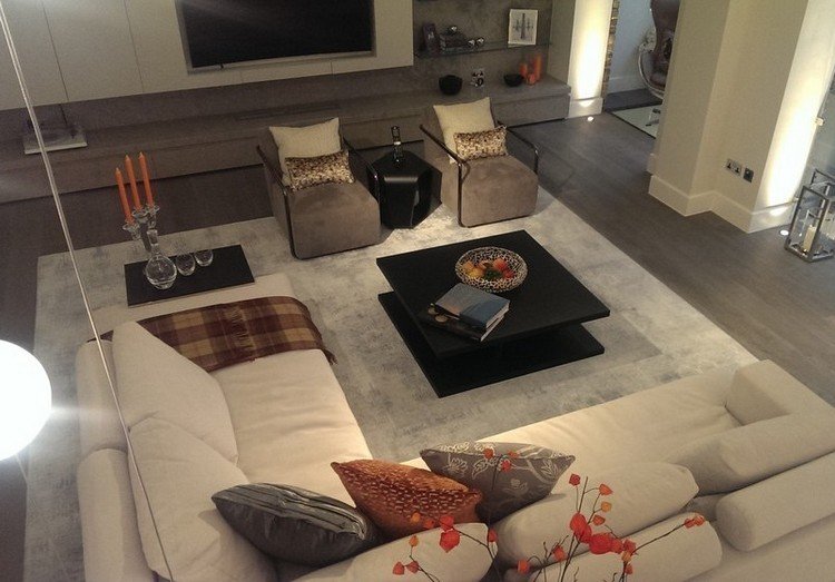 Konferenčný stolík vo farbe wenge a biela čalúnená pohovka ktoré-farby-zodpovedajúce-wenge-konferenčný stolík-krém-pohovka-oranžové-akcenty