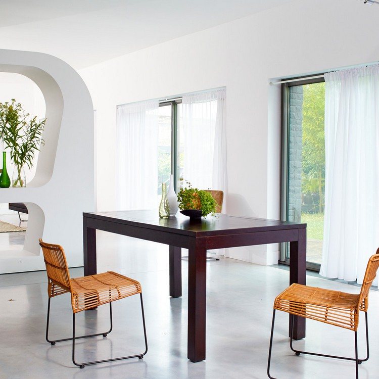 Jedálenský stôl vo farbe wenge a stoličky v oranžovej farbe s kovovými rámami ktorý-farby-zápas-wenge-jedálenský stôl-oranžová-stoličky-kovový rám