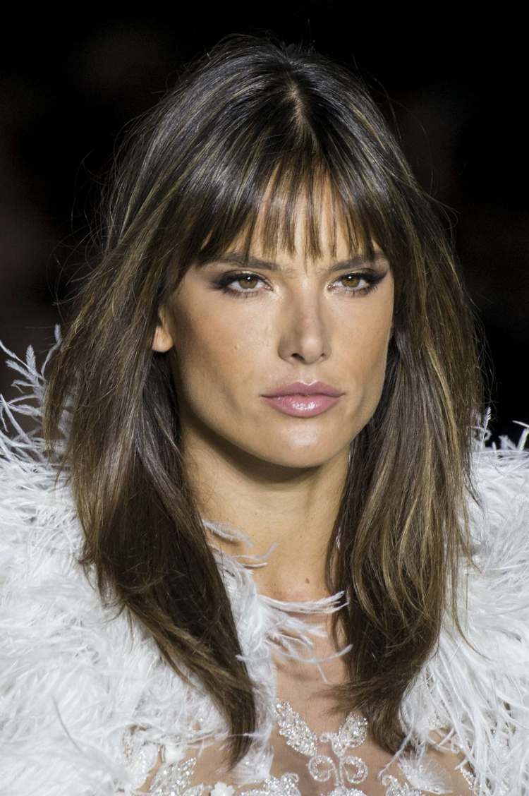 ktorý-účes-melír-prírodná-farba-vlasov-Alessandra-Ambrosio