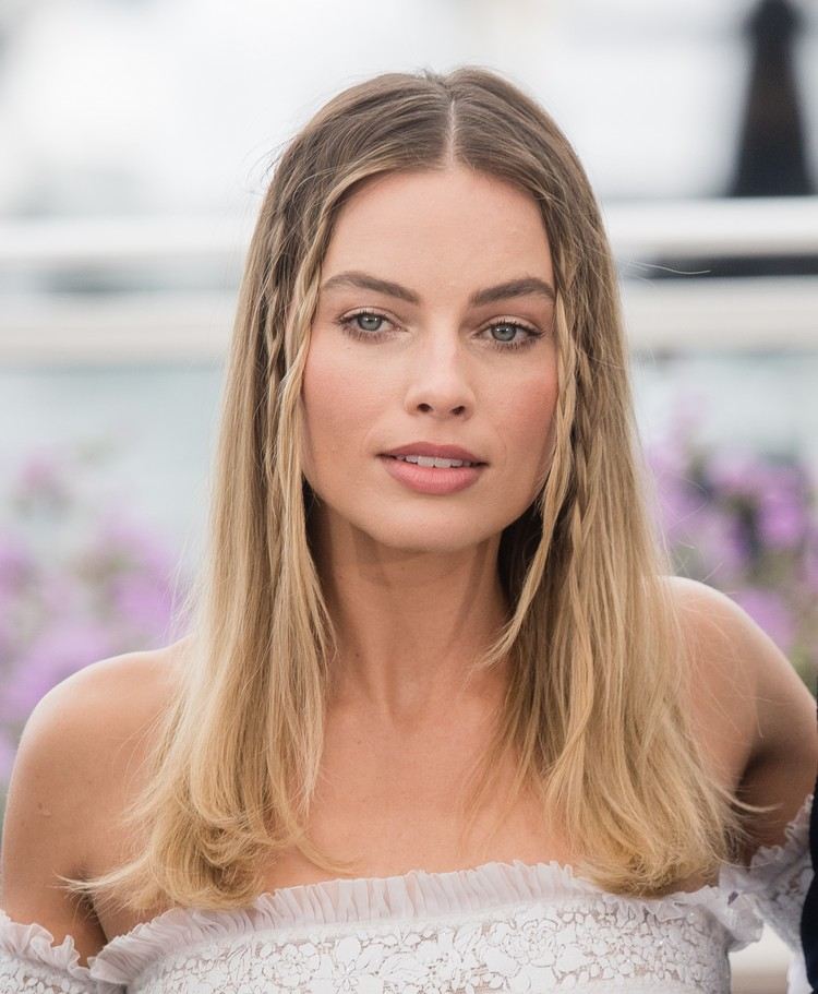 Účesy, aby vlasy neboli na tvári, trend účesu Micro Braids 2021