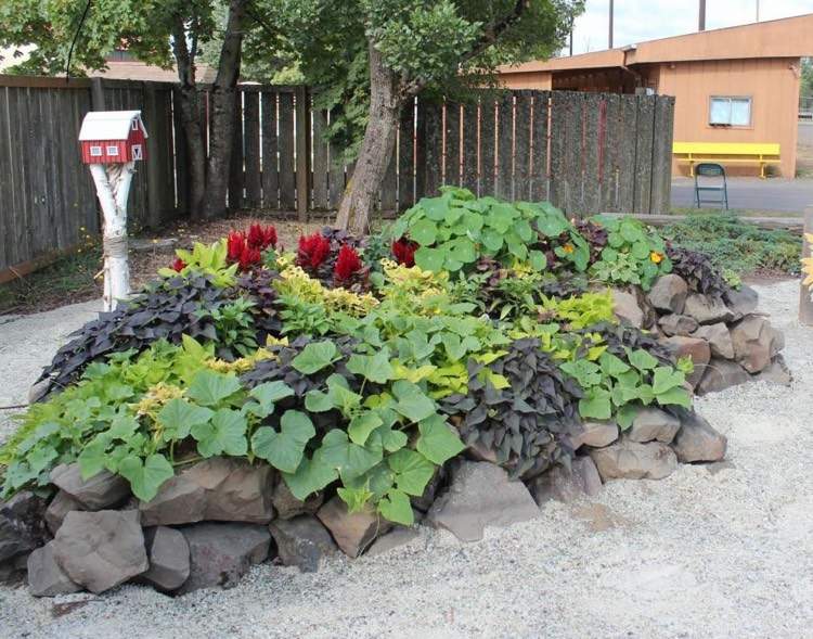 záhradné kamene-lomové kamene-vyvýšená posteľ