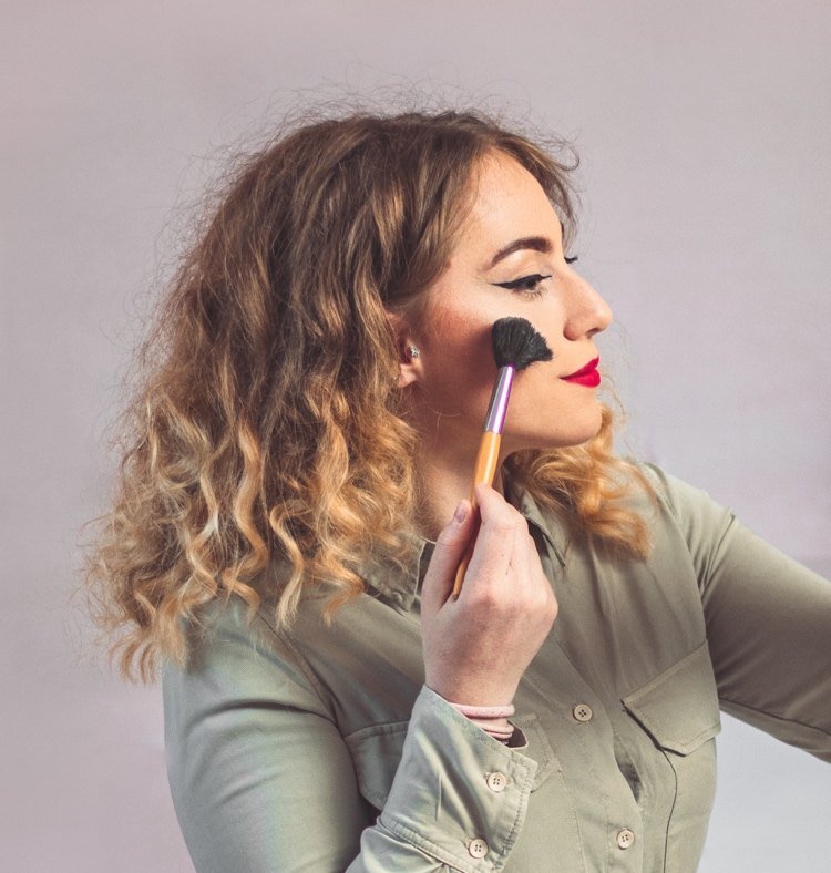 farbiť prírodné kučery blond na ombre vzhľad - tmavšie korene a svetlé tipy