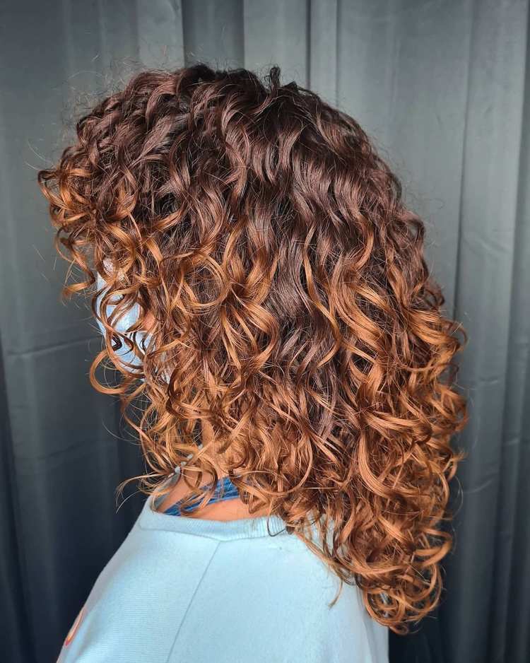 Fade ombre z hnedej na karamelovú s prírodnými kučerami