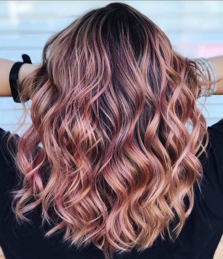 Balayage z ružového zlata s tmavými koreňmi a kučerami