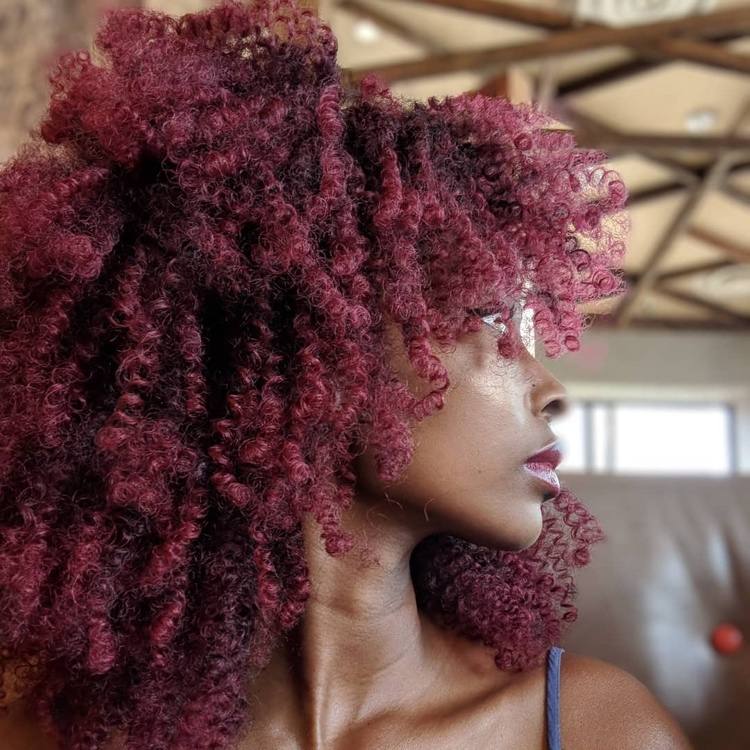 Tmavo červená perfektná farba vlasov pre afro vlasy