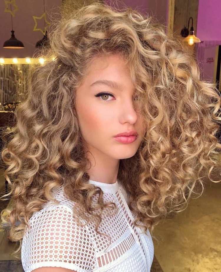 farby na vlasy s kučerami medová blond