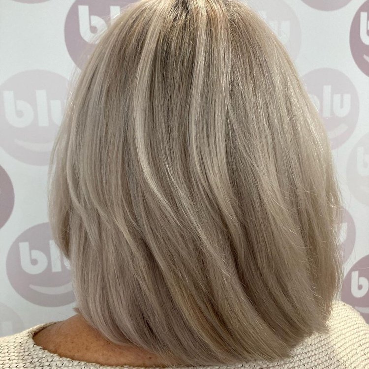 Krémová blond prírodná blond farba vlasov pre ženy nad 50 rokov