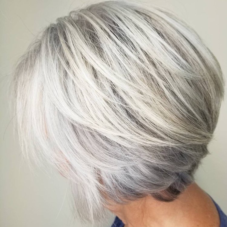 platinová blond biela blond farba vlasov pre staršie ženy