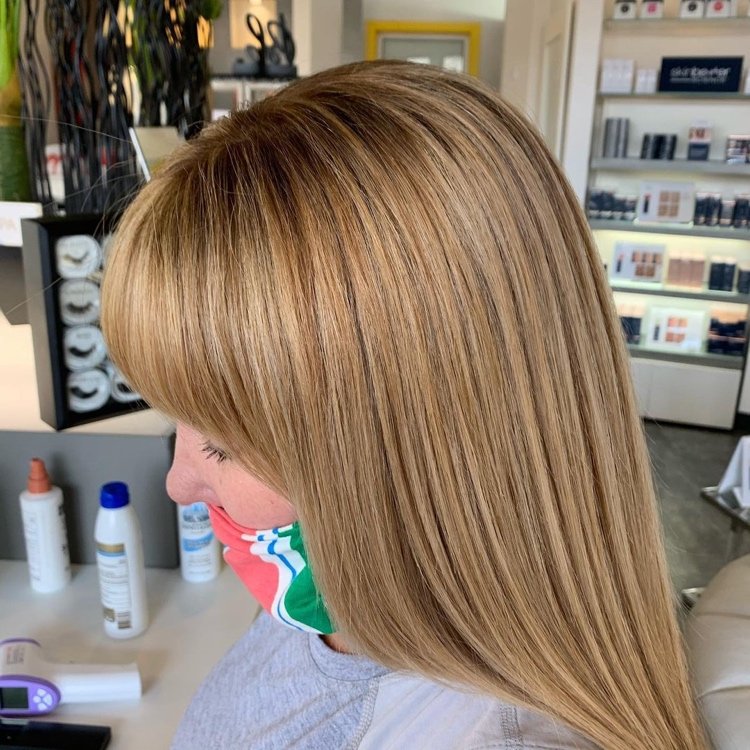Medovo blond farba vlasov pre ženy nad 50 rokov