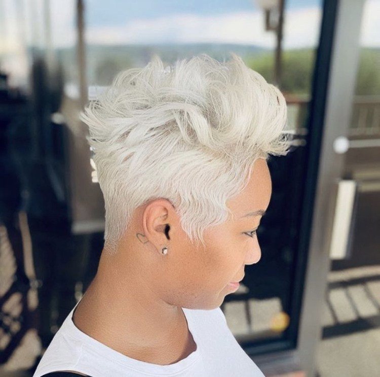 černoška s krátkymi bielymi blond vlasmi