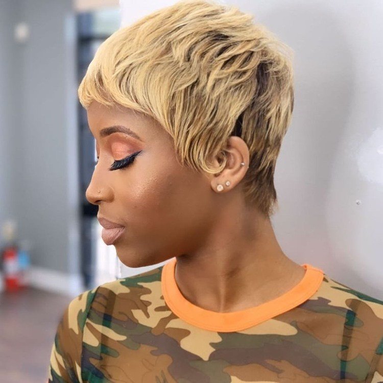 černoška s blond vlasmi a krátkym účesom