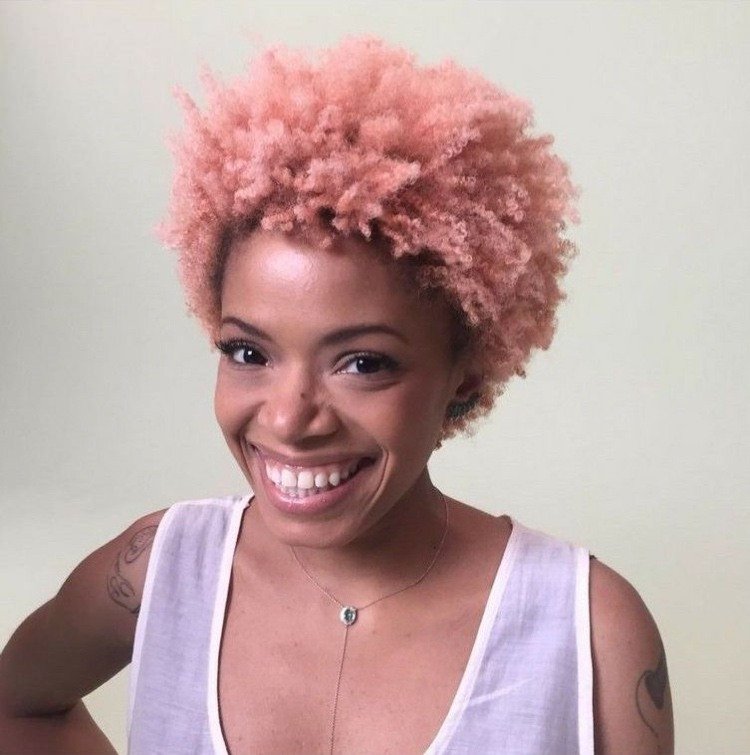 černoška s krátkymi afro vlasmi vo farbe koralu