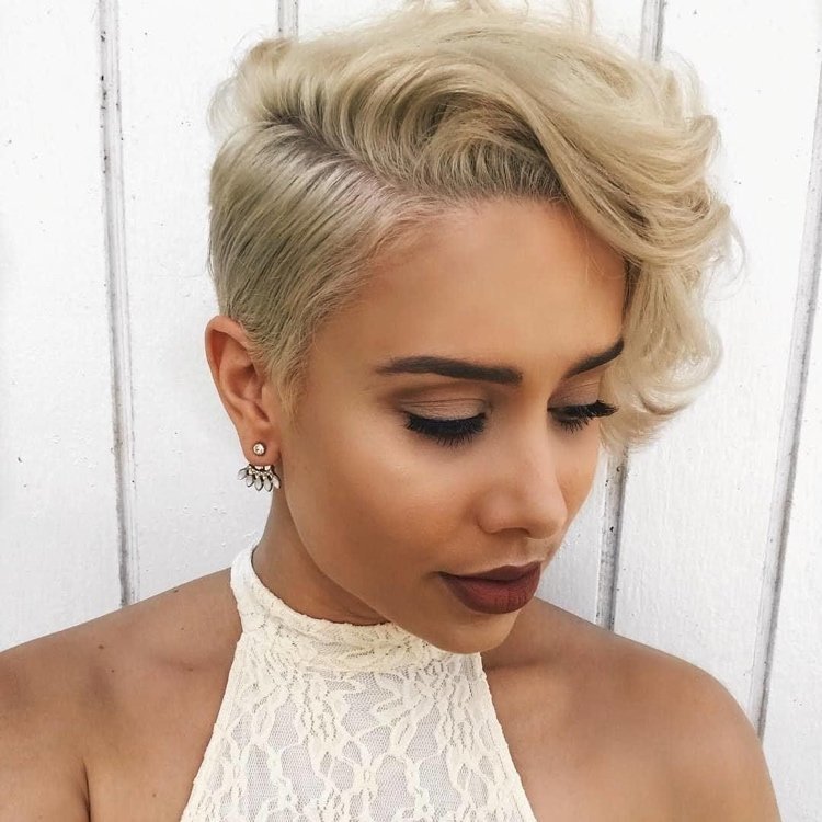 Krémovo-blond sa nádherne hodí k tmavým typom pokožky