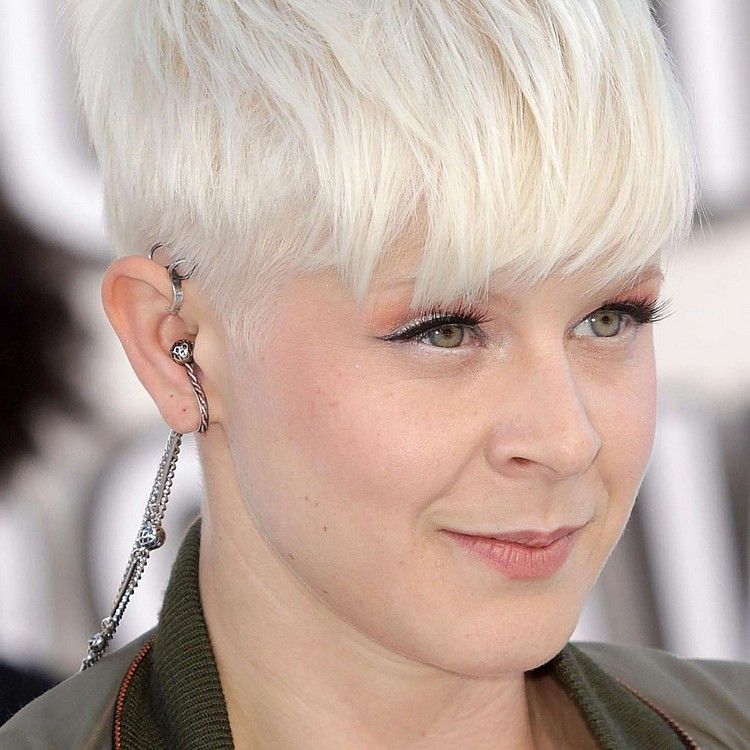 Platinová blondínka ideálna pre svetlú pleť s teplým podtónom a zelenými očami