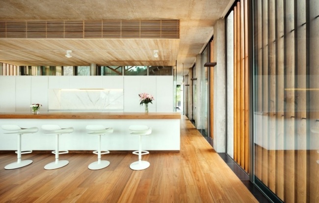 druhy drevených drevených podláh biela kuchyňa mramorové zrkadlové dlaždice biele barové stoličky