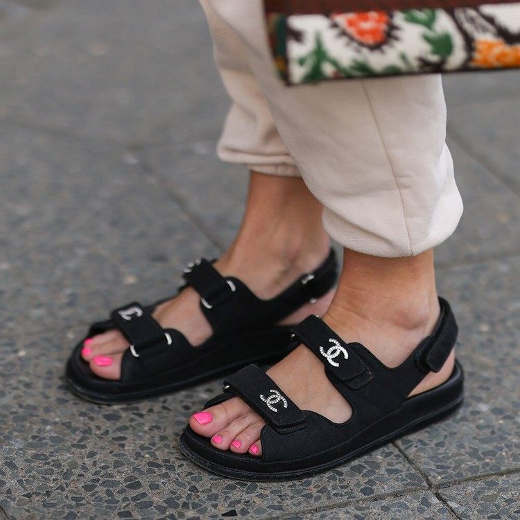 Aký je trend obuvi Dad Sandals? Ktoré topánky sú toto leto trendy