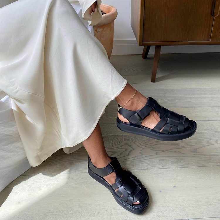 Sandále Fisherman kombinujú, ktoré topánky sú v lete trendy