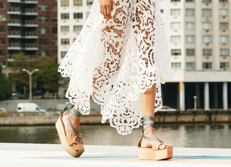 Platformové sandále trendy 2021, ktoré topánky sú toto leto trendy