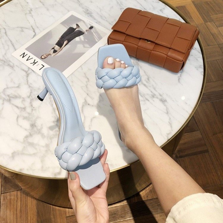 Ktoré sandále sú v lete trendy? Trendy v obuvi 2021