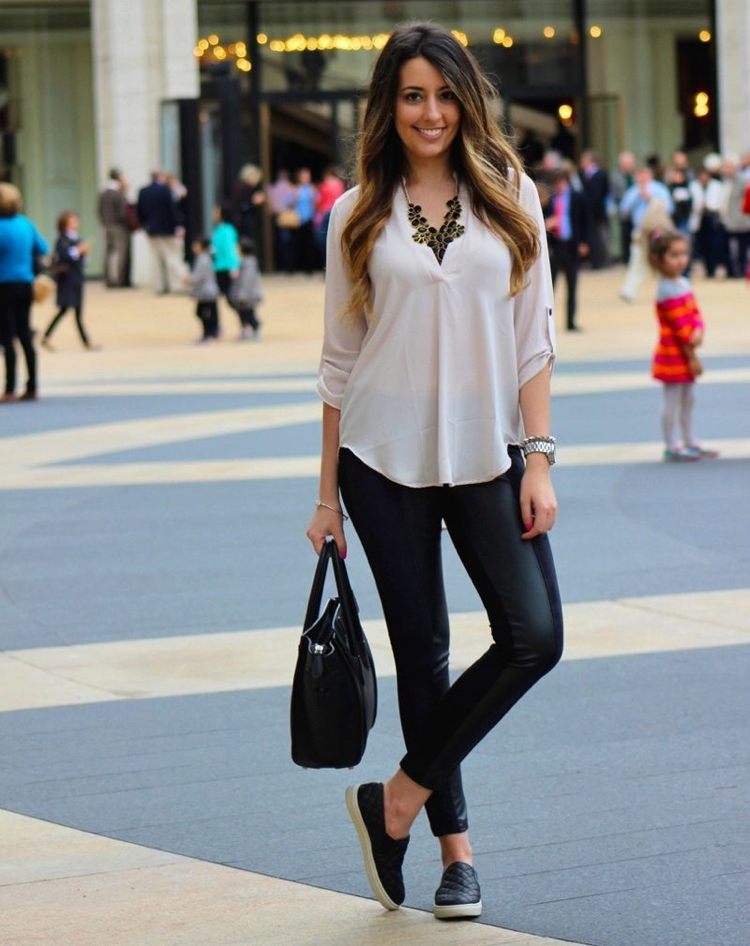 čierne kožené mokasíny s koženými legínami a bielou košeľou