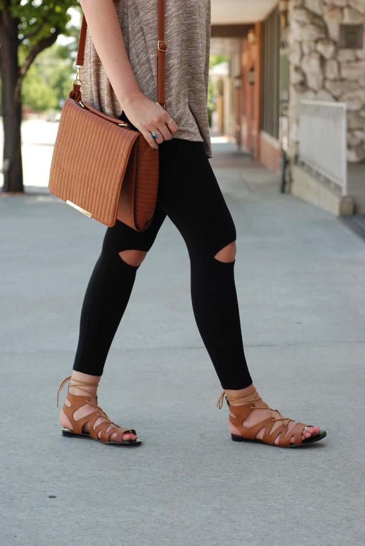 Aké topánky nosiť k legínam letné gladiátorské sandále so šnúrkami