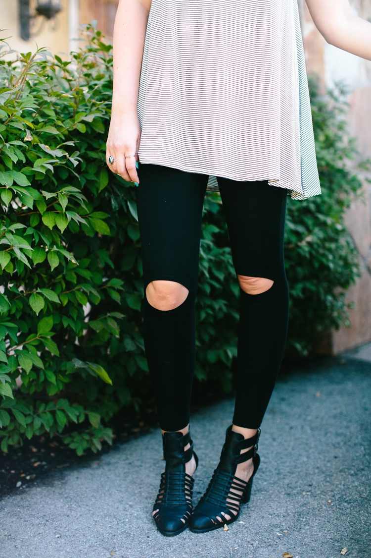 Aké topánky si dať k legínam, sandále na čiernom podpätku so širokými a tenkými ramienkami