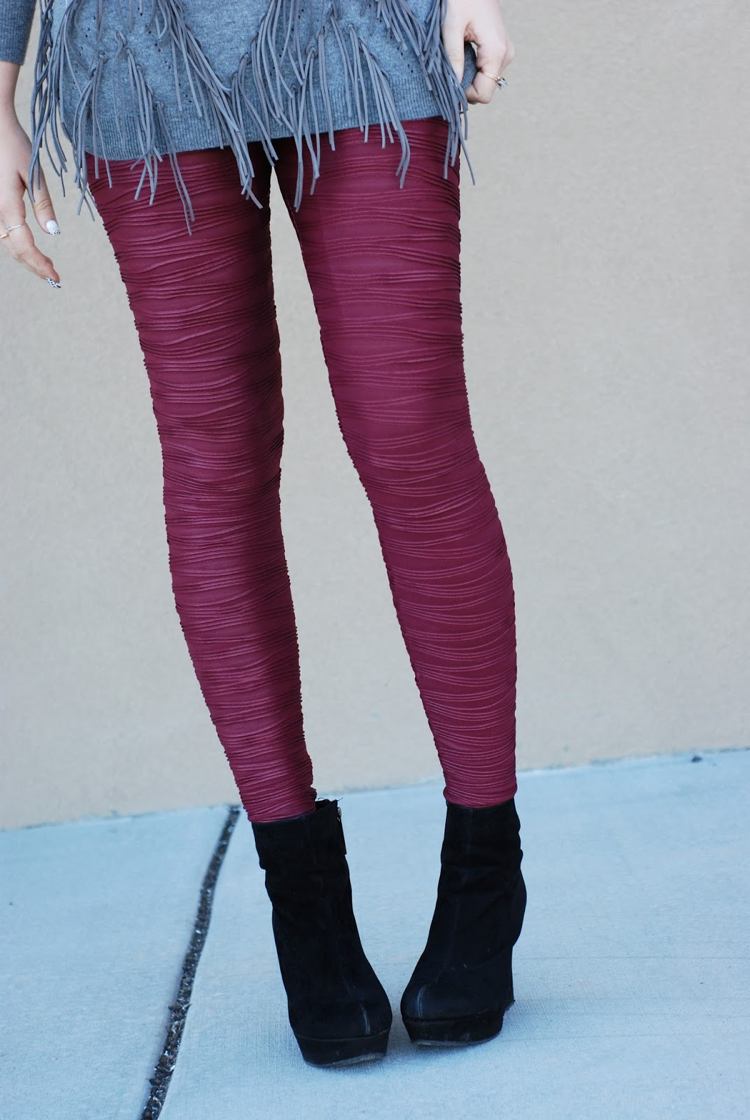 Členkové čižmy na klinovom podpätku semišovej čiernej farby s legínami berry red