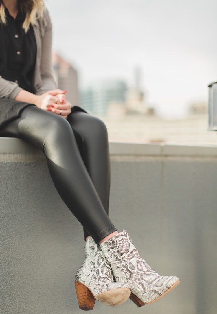 Aké topánky nosiť ku koženým legínam, členkové čižmy s hadím vzorom jeseň