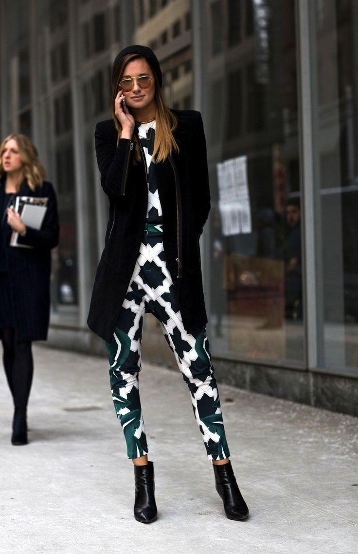 aké topánky nosiť k jesennému overalu, členkové topánky a kabát v čiernej farbe