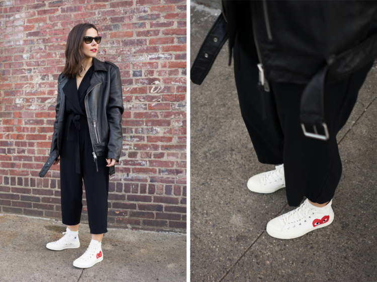 ktoré topánky nosiť s kombinézou v jesenných bielych chucks teniskách