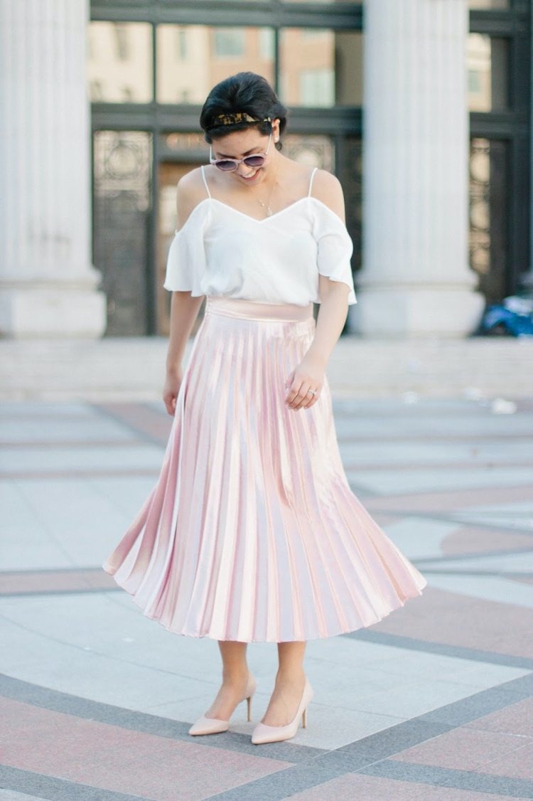 elegantná kombinácia skladanej sukne na letnú svadbu