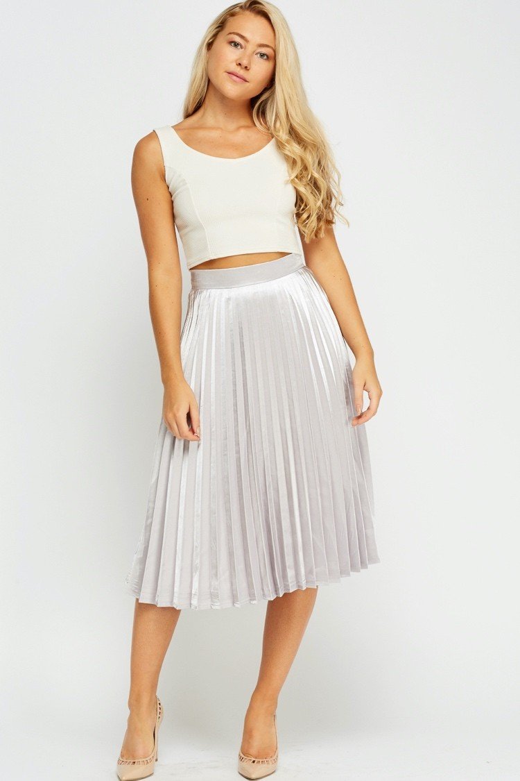 kombinujte skladanú sukňu v striebornej farbe s béžovými topánkami