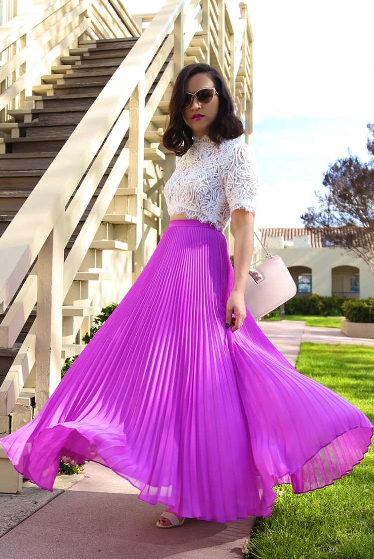 Skombinujte dlhú skladanú sukňu so sandálmi a croptopom na letné svadby