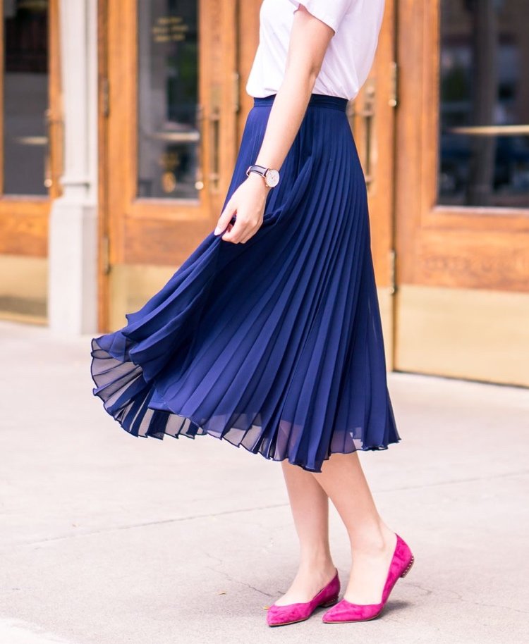 Tmavomodrá skladaná sukňa s plochými balerínami